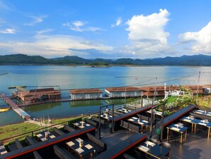 Breakfast, lunch, dinner served; Thai cuisine 