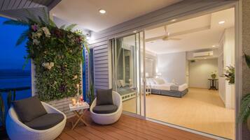 Island Jacuzzi Suite | 1 ห้องนอน, ห้องพักตกแต่งอย่างมีเอกลักษณ์, โต๊ะทำงาน, ผ้าม่านกันแสง