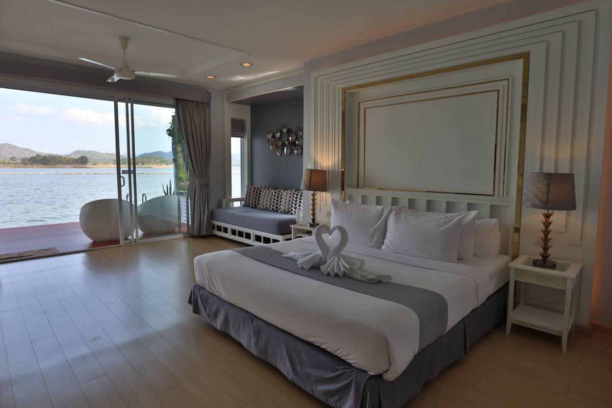 Island Jacuzzi Suite | 办公桌、遮光窗帘、免费 WiFi、特色装修