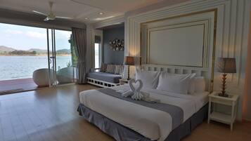 Island Jacuzzi Suite | Individually decorated, desk, blackout drapes, free WiFi