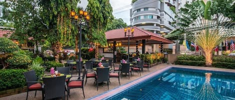 Una piscina al aire libre