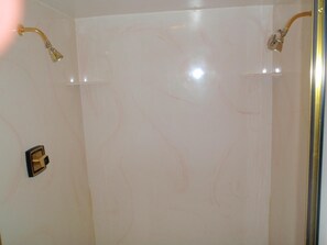 Combined shower/tub, free toiletries, hair dryer, towels