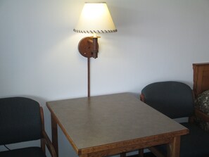 Escritorio, cortinas blackout, wifi gratis y ropa de cama 