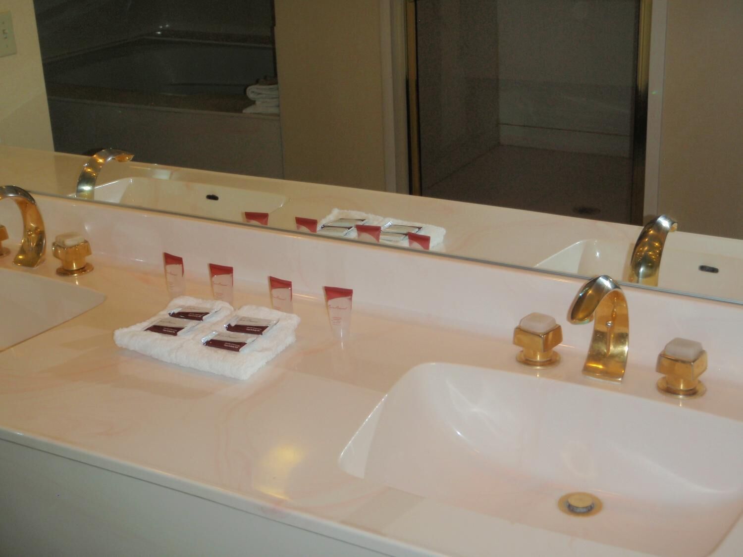 Combined shower/tub, free toiletries, hair dryer, towels