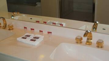 Bañera con ducha, artículos de tocador gratuitos, secador de pelo