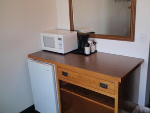 Escritorio, cortinas blackout, wifi gratis y ropa de cama 