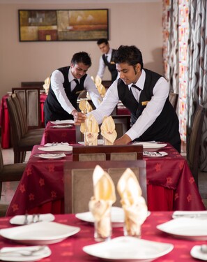 2 か所のレストラン (多国籍料理)