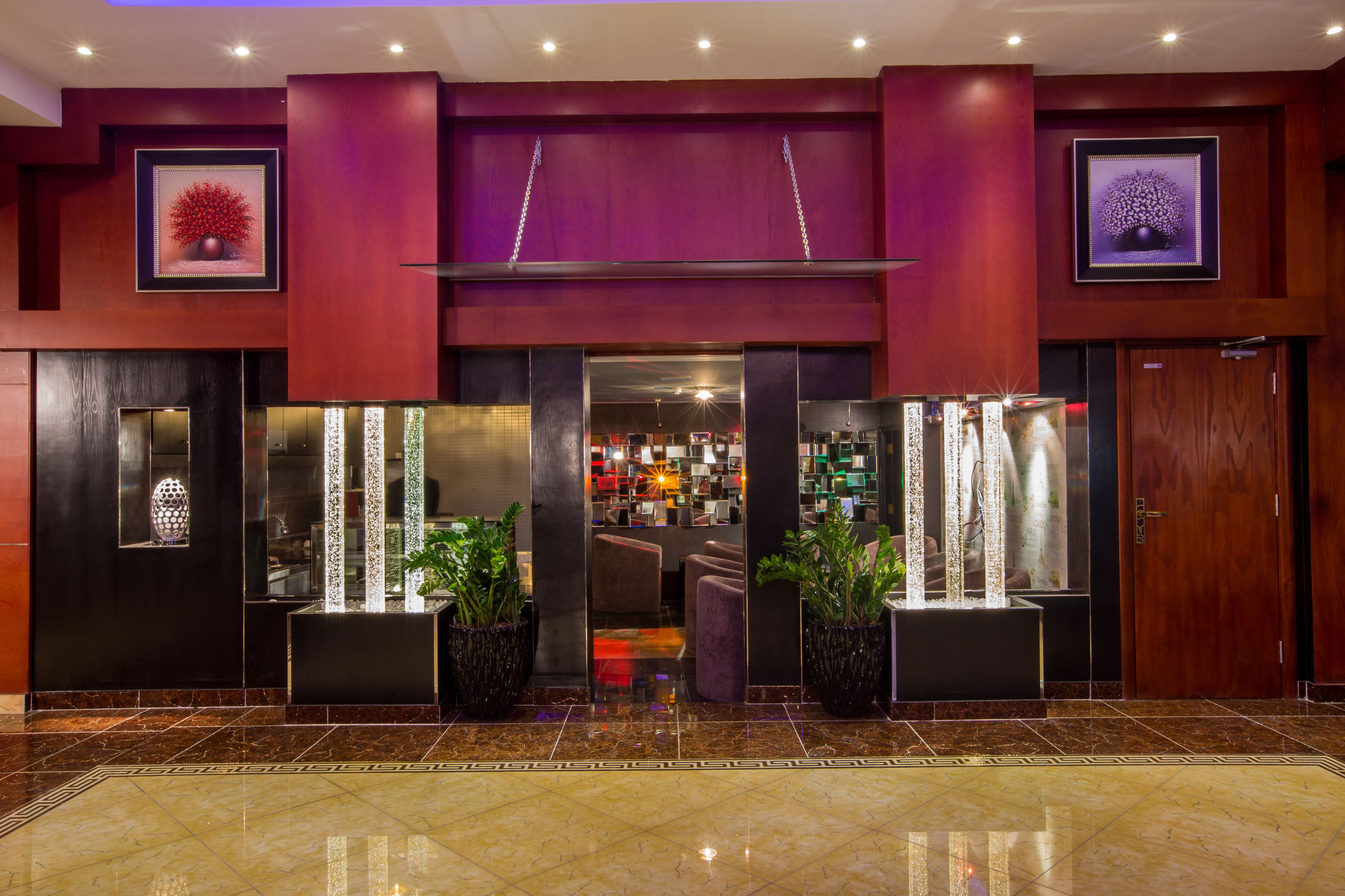 2 restaurants, international cuisine