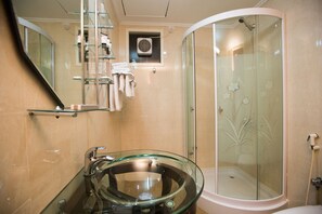 Shower, free toiletries, hair dryer, bathrobes - Elegance Castle Hotel (Doha)