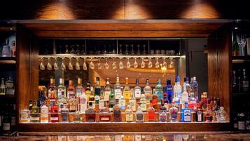 2 bars/lounges