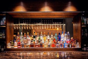 2 bars/lounges