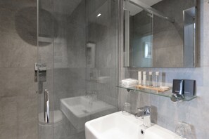 Standard Double Room | Bathroom | Free toiletries, hair dryer, towels - The Connaught Lodge (Bournemouth)