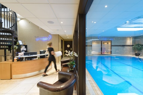Piscina coperta. The Connaught Lodge