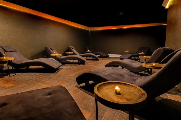Sauna, hot tub, steam room, body treatments, aromatherapy