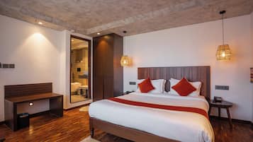 Habitación doble Deluxe | Decoración personalizada, muebles diferentes y escritorio