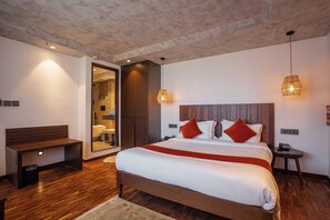 Habitación doble Deluxe | Decoración personalizada, muebles diferentes y escritorio 