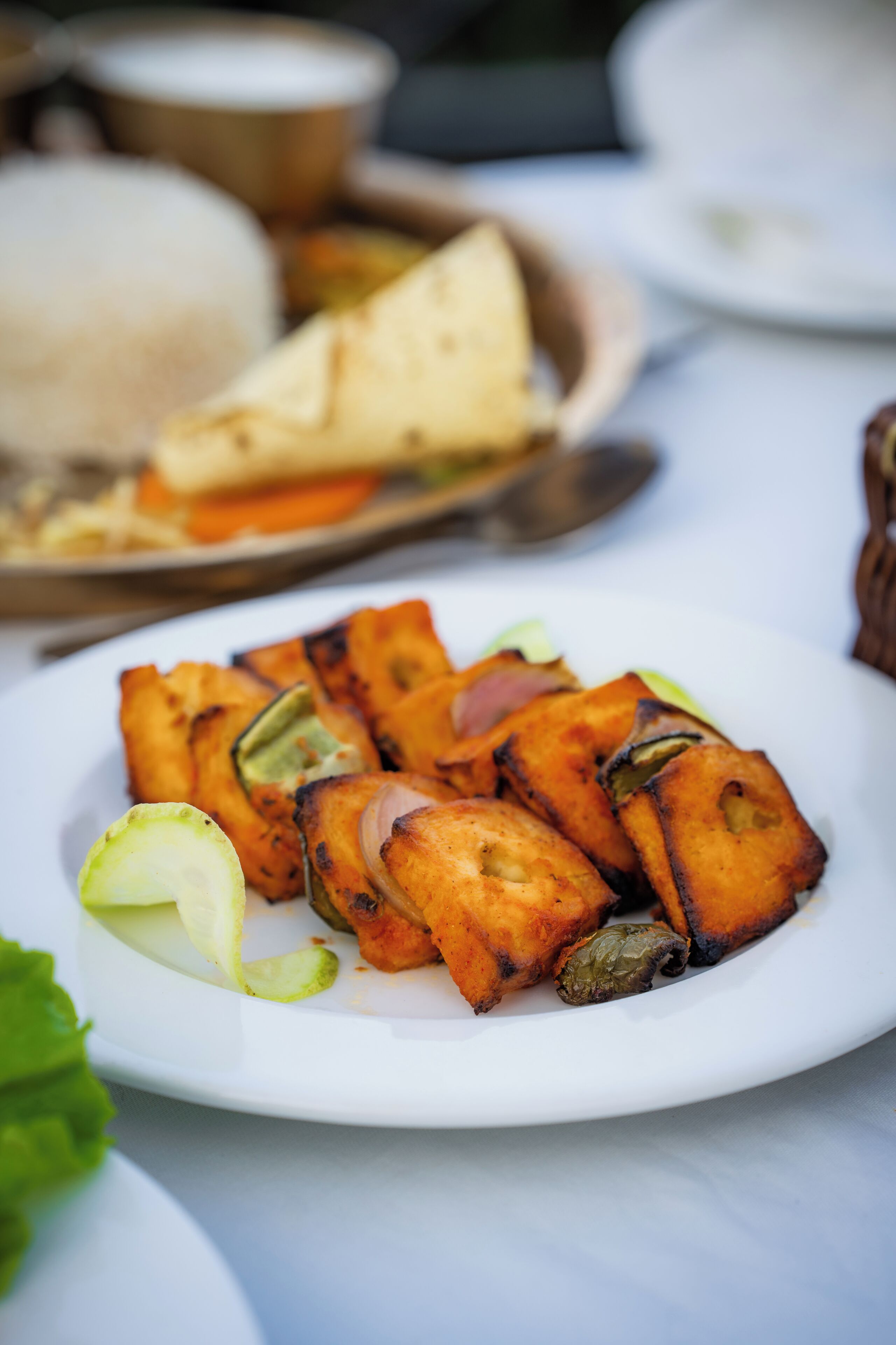 Un piatto di paneer grigliato con verdure.
