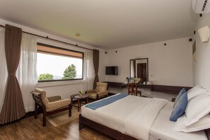 Individually decorated, individually furnished, desk, laptop workspace - Dhulikhel Mountain Resort (Dhulikhel)