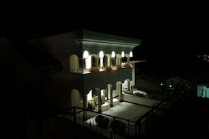 Fassade der Unterkunft – Abend/Nacht