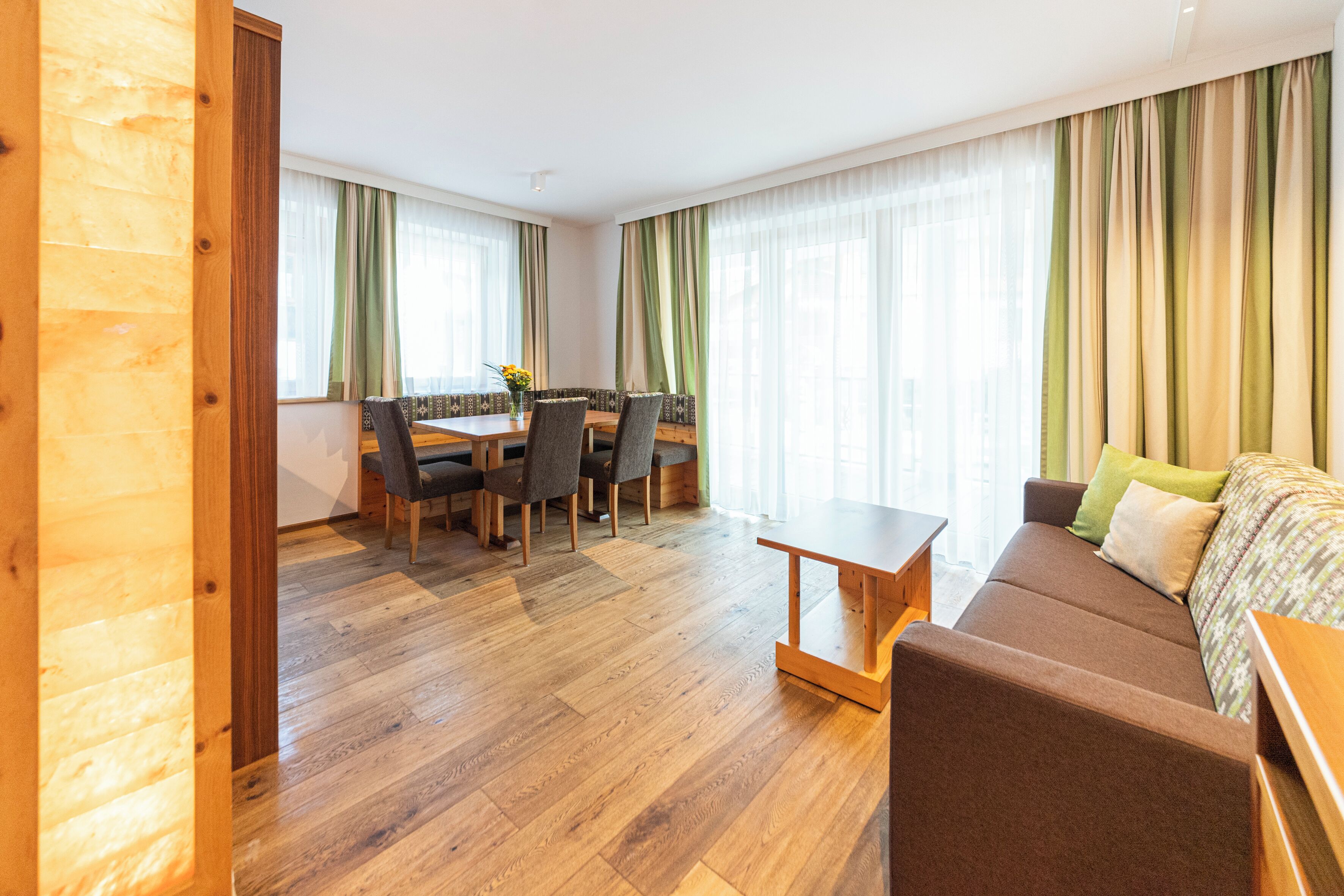 Appartement, 2 slaapkamers, balkon, uitzicht op bergen (App 2) | Woonruimte | Flatscreentelevisie en speelgoed