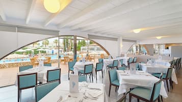 2 restaurants; breakfast and dinner served