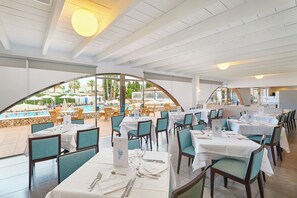 2 restaurants; breakfast and dinner served - Hipotels Mediterraneo Club (Sant Llorenc des Cardassar)