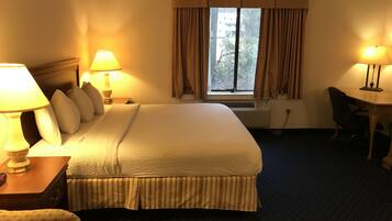 Hochwertige Bettwaren, Schreibtisch, Verdunkelungsvorhänge