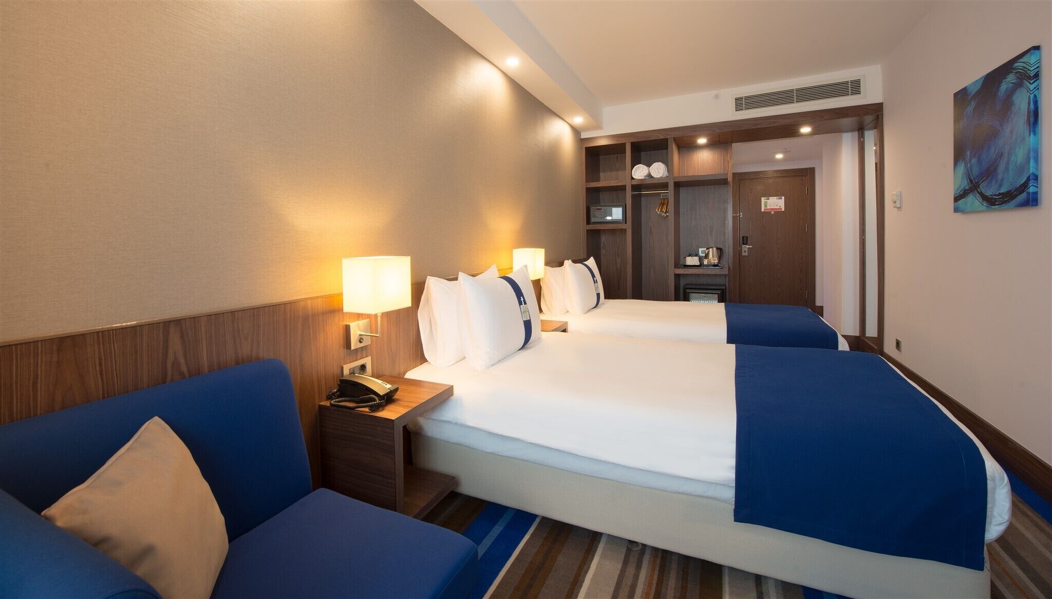 Standard twin room  | Premium bedding, minibar, in-room safe, desk