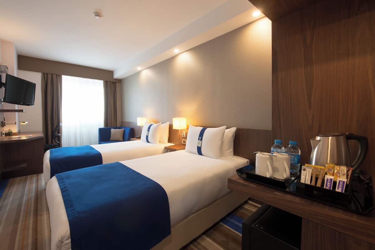 Standaard Twin kamer, 2 eenpersoonsbedden, niet-roken | Luxe beddengoed, een minibar, een kluis op de kamer, een bureau