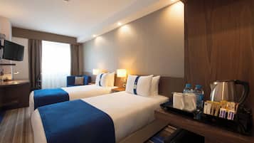 Standaard Twin kamer, 2 eenpersoonsbedden, niet-roken | Luxe beddengoed, een minibar, een kluis op de kamer, een bureau
