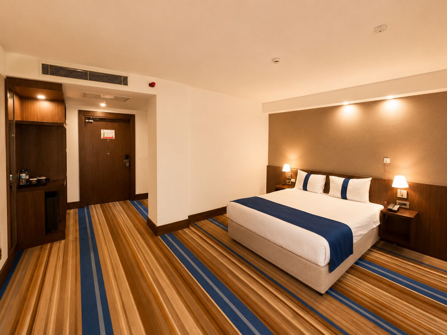 King bed accesible room