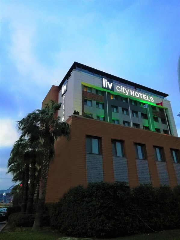 Un edificio con un letrero que dice "liv City Hotels".