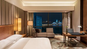 经典客房, 河景 | 迷你吧、客房内保险箱、办公桌、笔记本电脑工作区