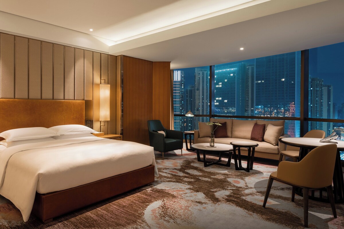 Junior Suite | Minibar, in-room safe, desk, laptop workspace