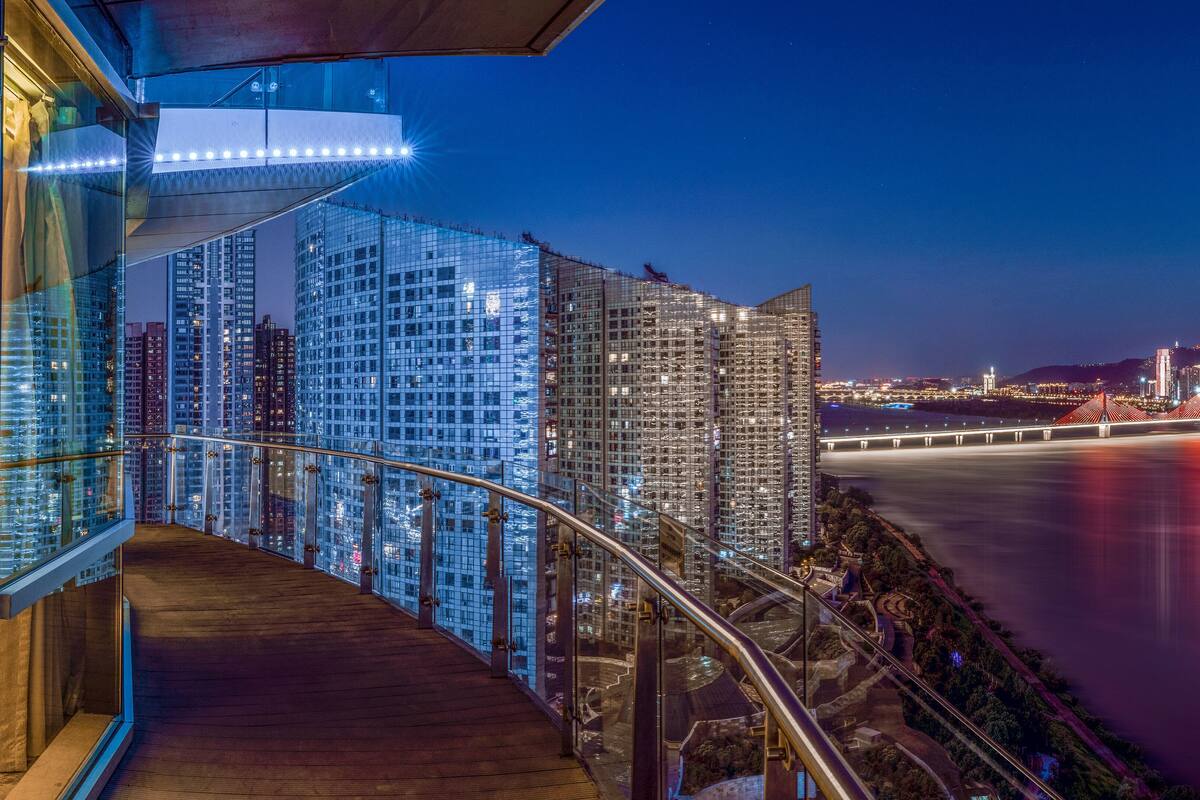 premium room, balcony | minibar, in-room safe, desk, laptop workspace