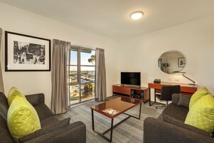 Caja de seguridad en la habitación, escritorio y cortinas blackout 