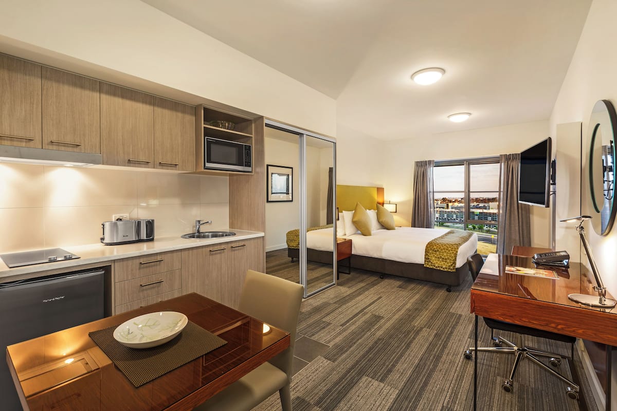 Safe på rommet, skrivebord, blendingsgardiner og lydisolert