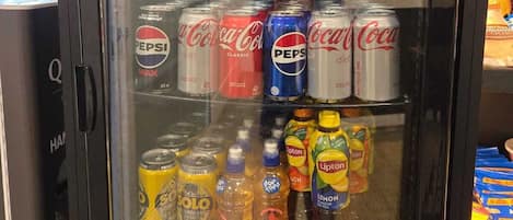 Máquina expendedora de bebidas con Coca-Cola, Pepsi y té Lipton.