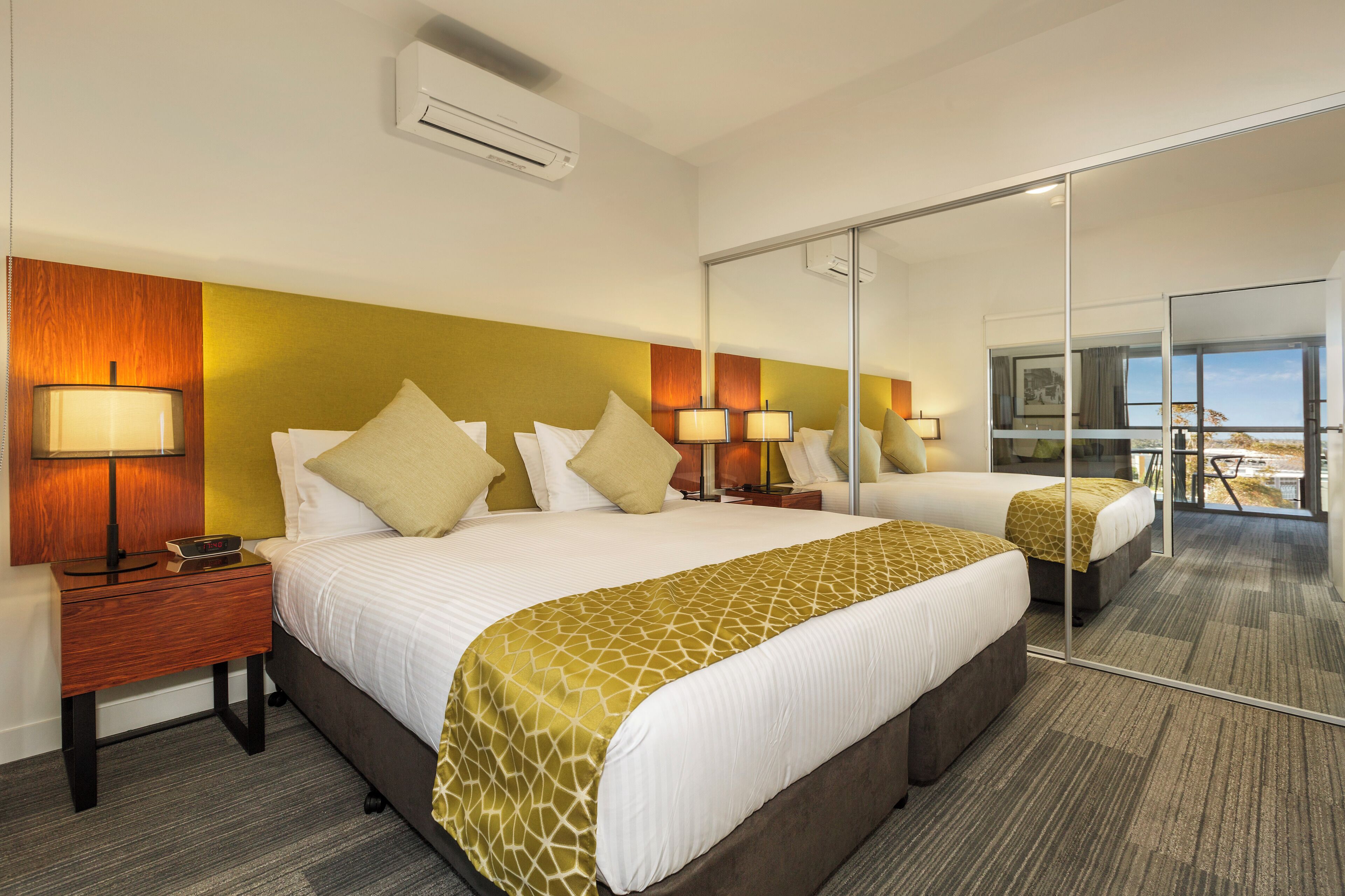 客房內保險箱、書桌、遮光布/窗簾、隔音