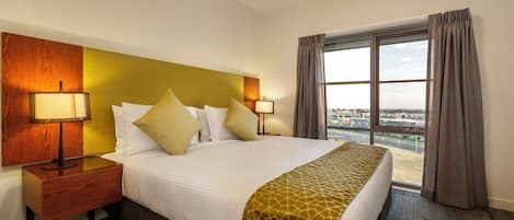 Una cassaforte in camera, una scrivania, tende oscuranti