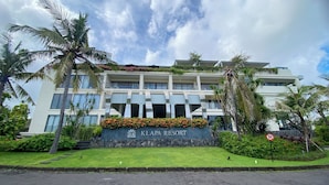 Ein modernes Hotelgebäude mit der Aufschrift "KLAPA RESORT HOTEL".
