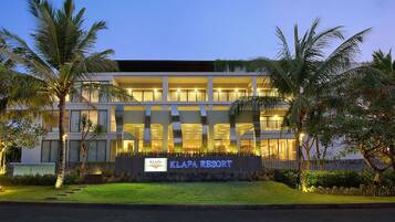 Bagian depan properti - sore/malam