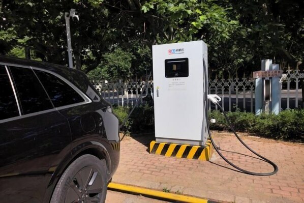 A car charging at a public electric vehicle charging station. - Aulicare Hotel (Dalian)