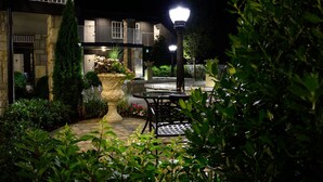 Courtyard - The Park on Main (Highlands)