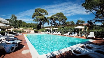 Piscina stagionale all'aperto, ombrelloni da piscina, lettini