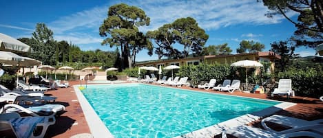 Piscina stagionale all'aperto, ombrelloni da piscina, lettini