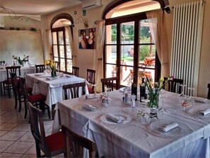 Se sirven comidas, cenas y cocina regional 