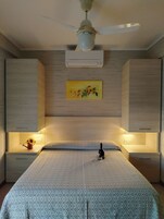 Quarto casal standard | Cofres nos quartos, escrivaninha, quartos à prova de som