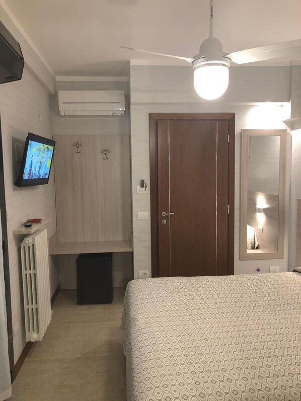 Standard Double Room | In-room safe, desk, free WiFi - Hotel Fiordaliso (Sirmione)