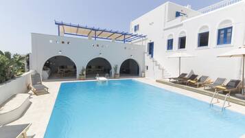 Seasonal outdoor pool, pool umbrellas, sun loungers